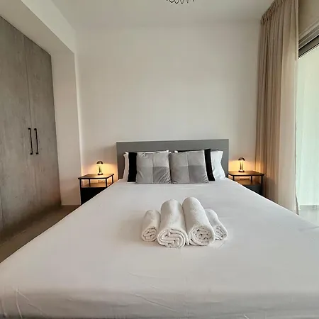 Luxury 303 - Brand New - Private Parking *